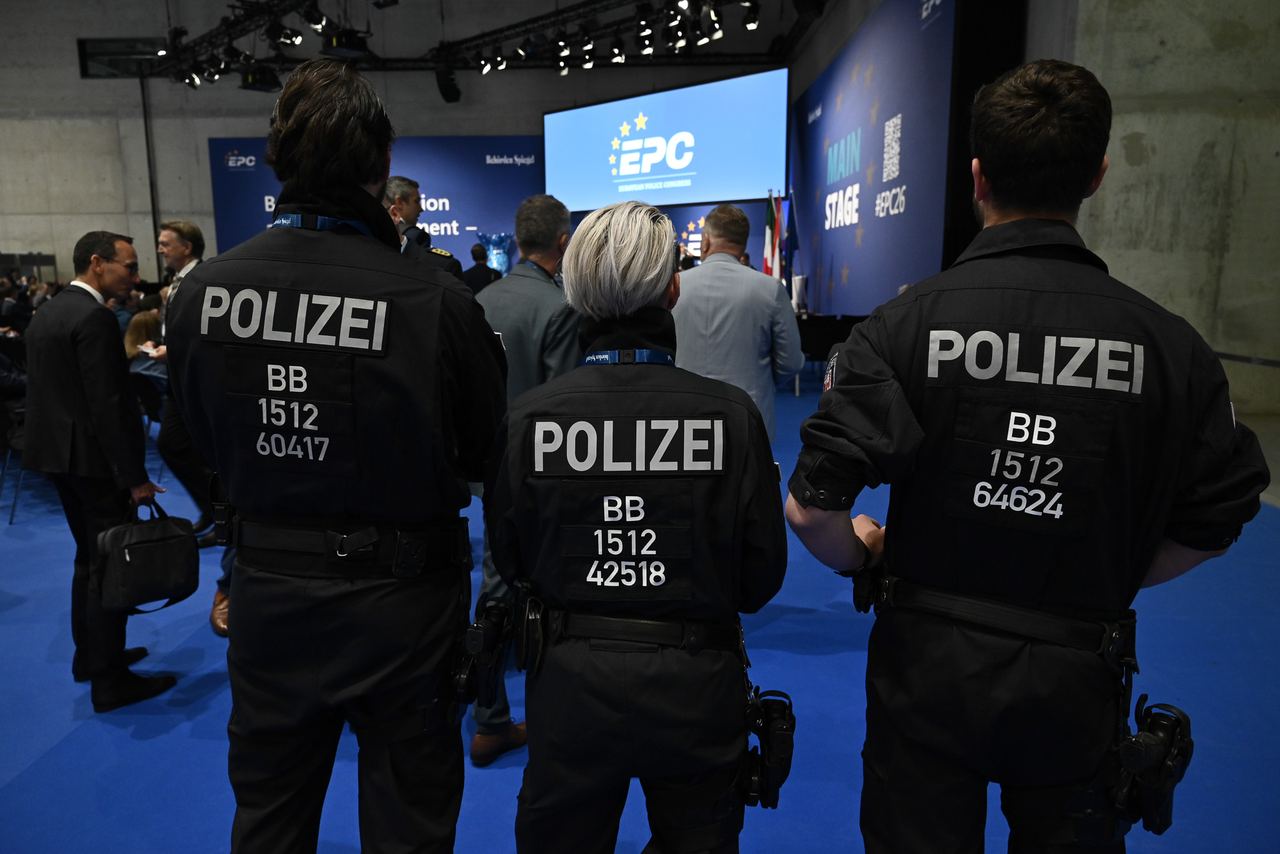 Einsatzkräfte der Polizei Brandenburg vor der Main Stage